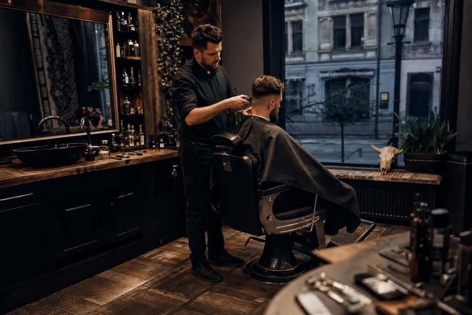 Barber Kraków Kazimierz po pracy: jak zaplanować wizytę, żeby wyjść z gotową fryzurą i brodą na wieczór
