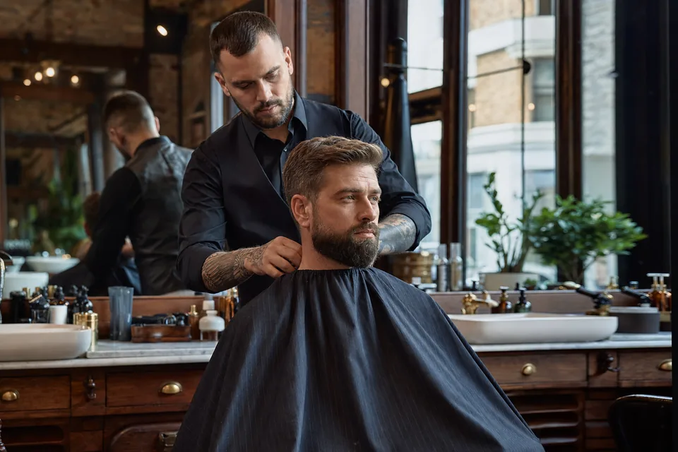 Barber Kraków Kazimierz przed ważnym spotkaniem biznesowym: jak wyglądać pewnie bez przesadnej stylizacji